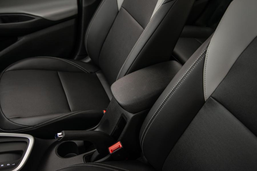 Интерьер Chevrolet Onix Premier 2019 года  (LA) (фото 4 из 22)
